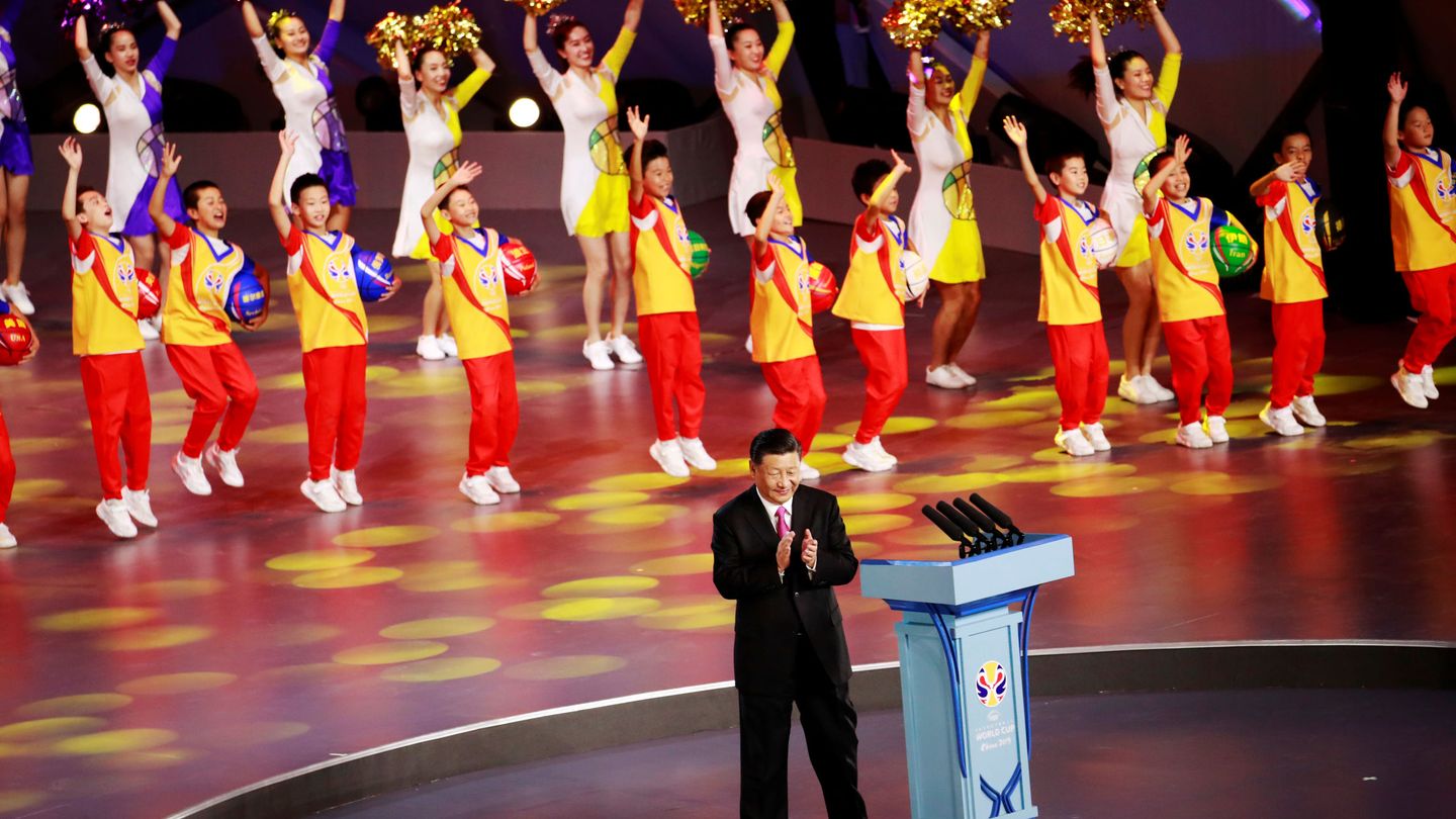 Xi Jinping, en la inauguración de la campaña de la Federación Internacional de baloncesto. (EFE)