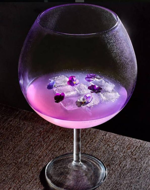 Vanguardia líquida by DiverXo: violetas, vinagre de coco y galanga