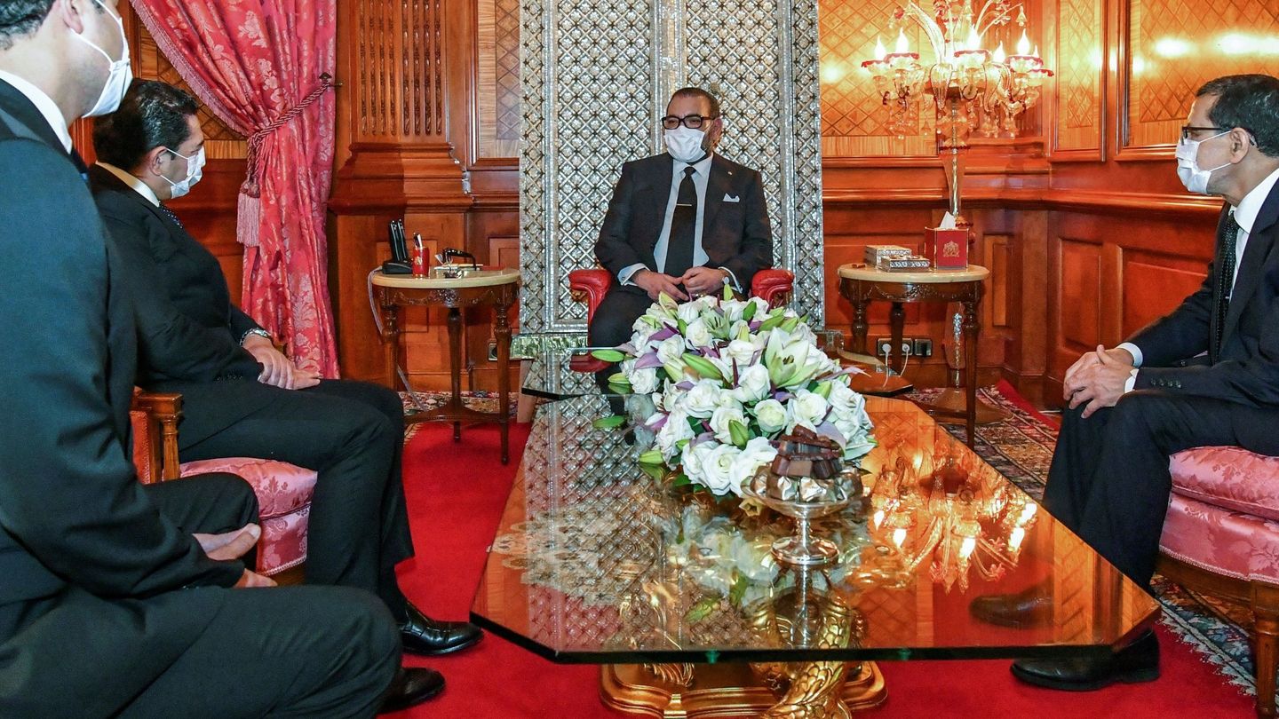 Mohamed VI preside una ceremonia en Palacio, con una mascarilla facial y guardando las distancias. (EFE)