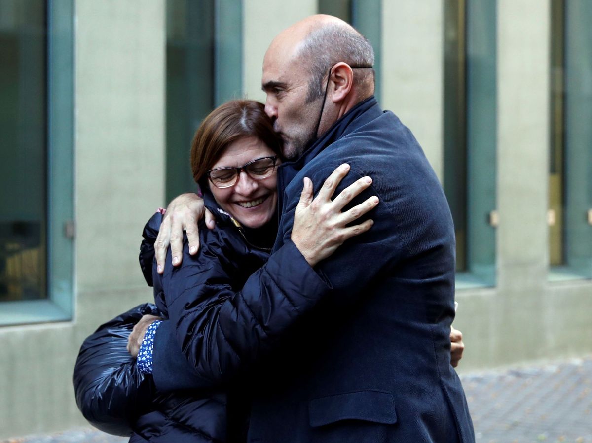 Foto: El 'exconseller' Xavier Vendrell abraza a su pareja tras ser puesto en libertad. (EFE)
