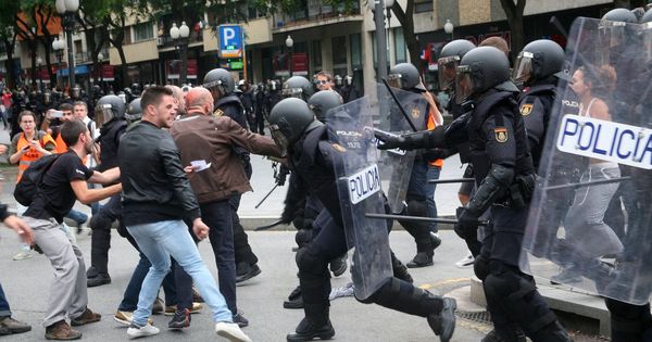 Foto: Agentes de la policía Nacional intentan retirar a los concentrados en el instituto IES Tarragona el 1 de octubre de 2017. (EFE)