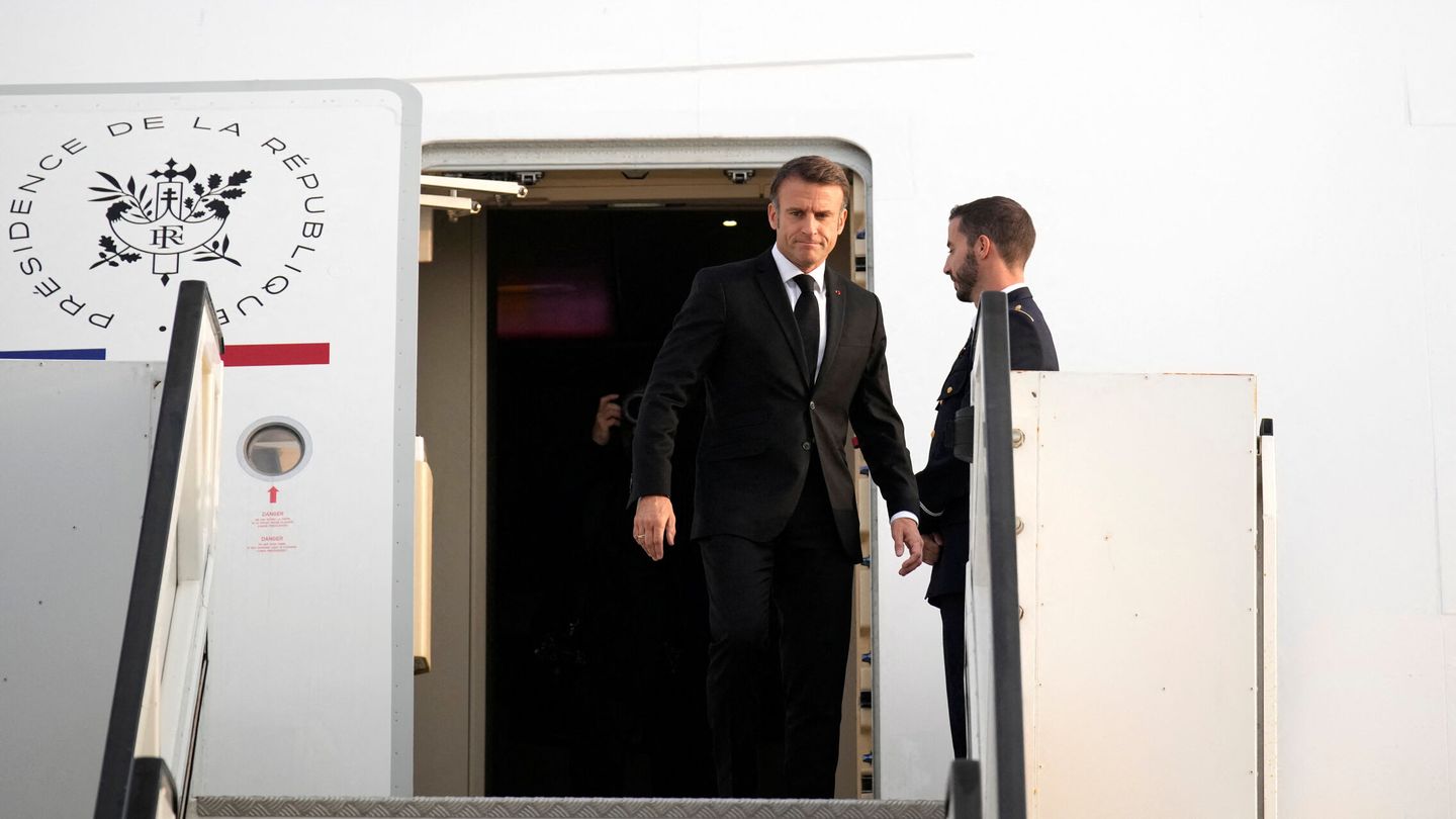 French President Emmanuel Macron arrives at the Ben Gurion airport,  Tuesday, Oct. 24, 2023 in Tel Aviv. Emmanuel Macron is traveling to Israel to show France's solidarity with the country and further work on the release of hostages who are being held in Gaza. Christophe Ena Pool via REUTERS
