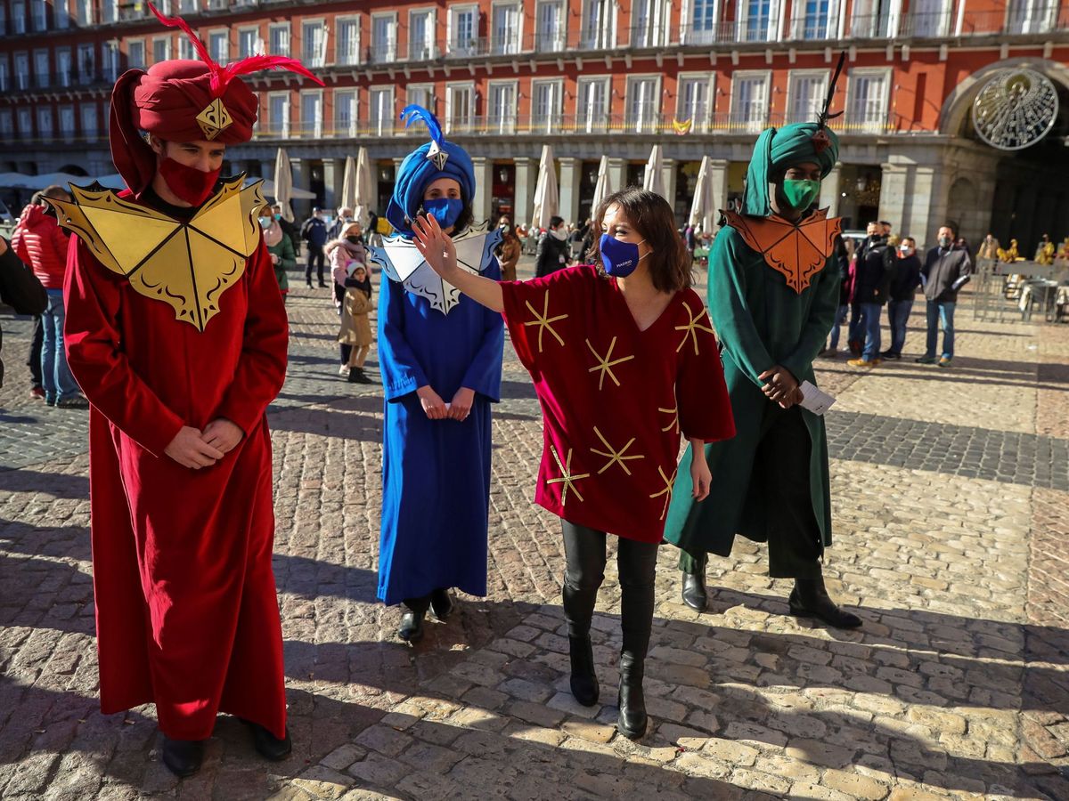 Foto: La delegada del área de Cultura, Turismo y Deporte del Ayuntamiento de Madrid, Andrea Levy, junto a los tres Reyes Magos en la Plaza Mayor. (EFE)