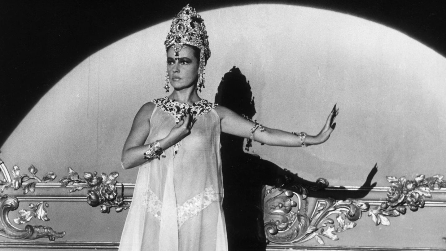 En septiembre de 1964, en el rodaje de 'Mata-Hari', dirigida por Jean-Louis Richard y en la que Pierre Cardin diseñó el vestuario. (Getty)