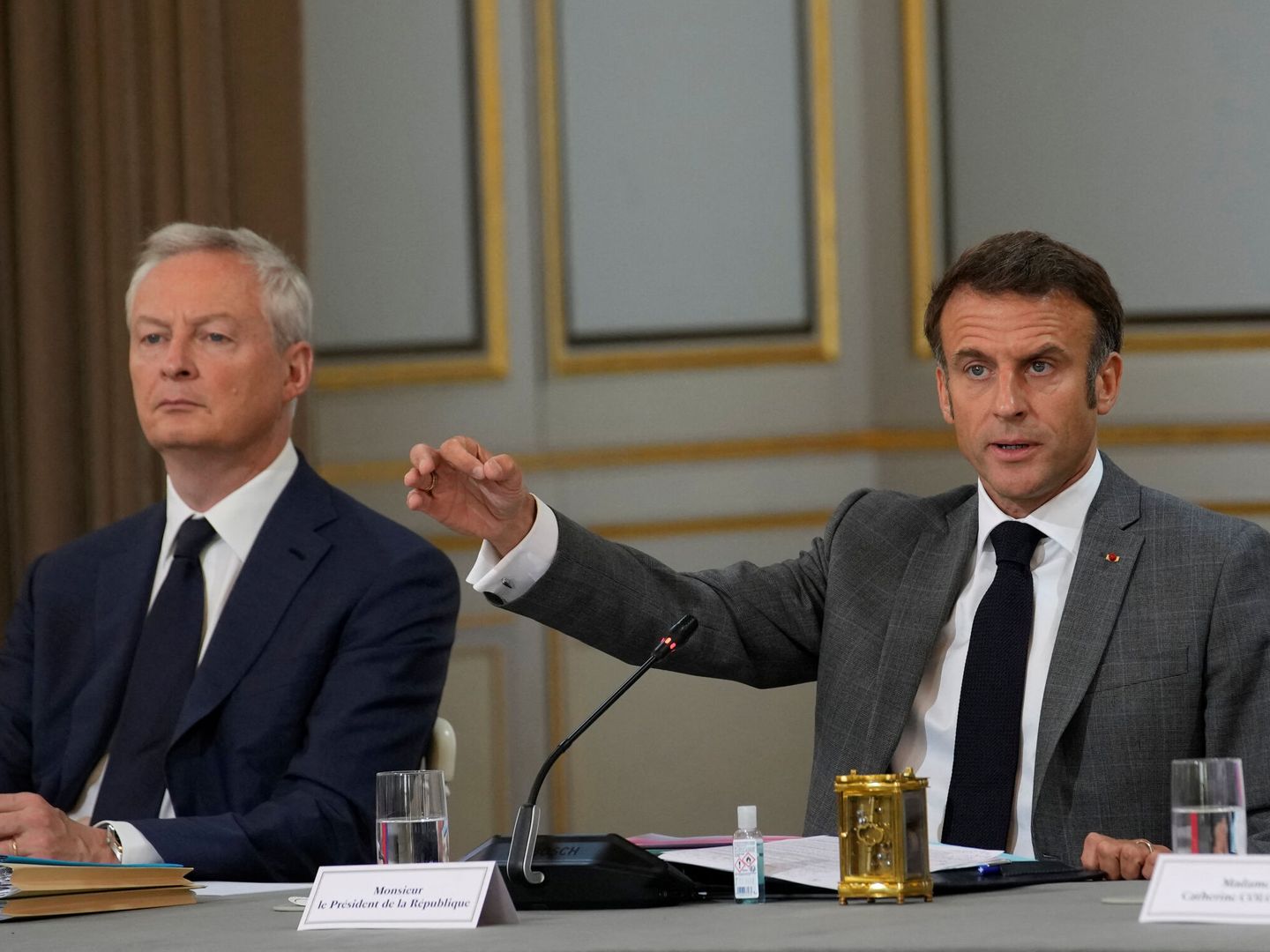Macron junto a su ministro de Finanzas. (Reuters)