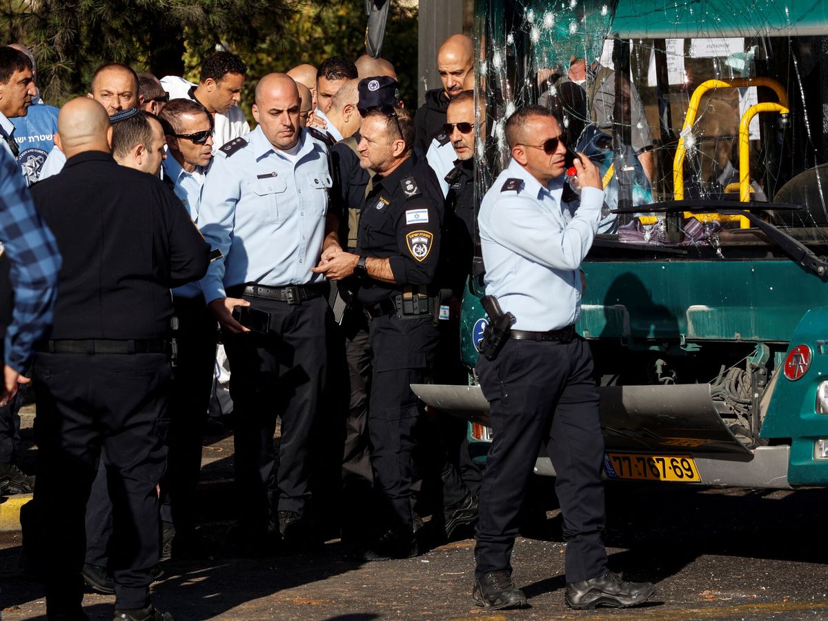 Foto: El comisario de policía Yaakov Shabtai habla con agentes en la escena de una de las explosiones. (Reuters/Ammar Awad)