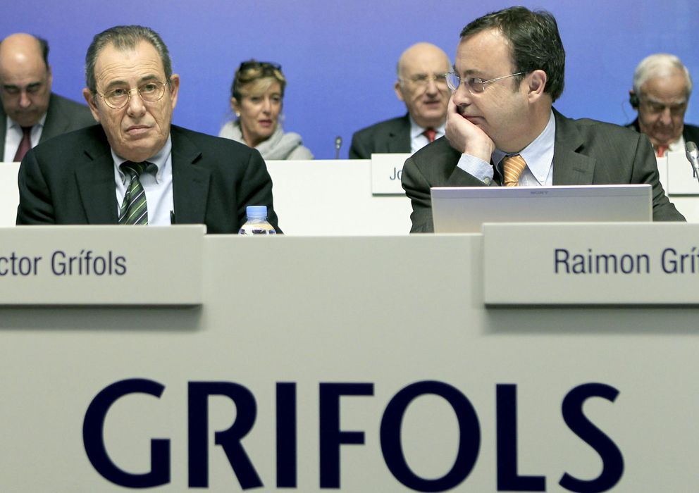 Foto: El presidente y consejero delegado y el secretario del consejo de Administración de Grifols, Víctor(i) y Raimón Grifols(d). (EFE)