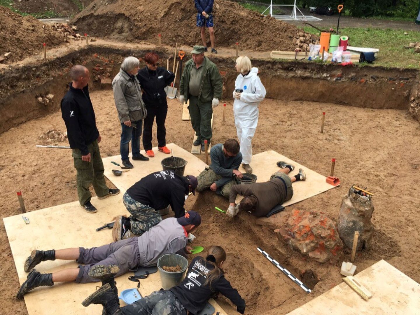 Arqueólogos participan en los trabajos de excavación después de descubrir lo que creen que es el lugar de entierro del general francés Charles Etienne Gudin en un parque en Smolensk, Rusia. Foto: Reuters