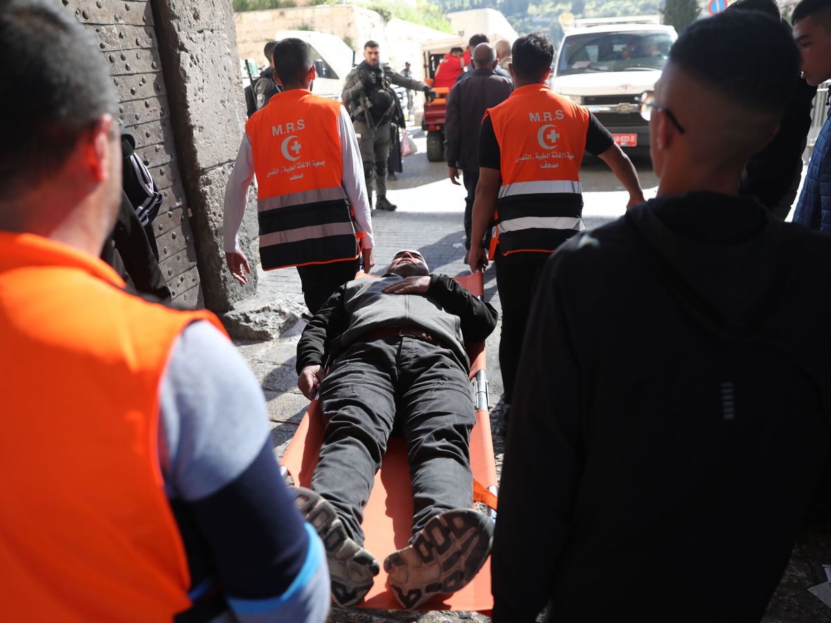 Foto: Evacuación del herido en la mezquita de Al-Aqsa. (EFE/Abir Sultan)