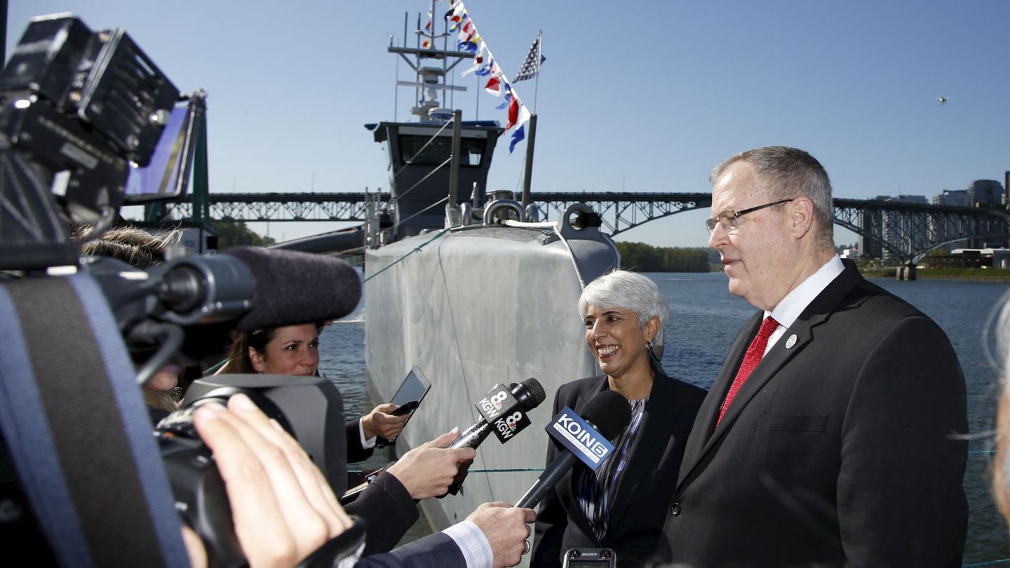 Robert Work junto al barco autónomo del ejército estadounidense desarrollado por DARPA 'Sea Hunter'. (Foto: Reuters)