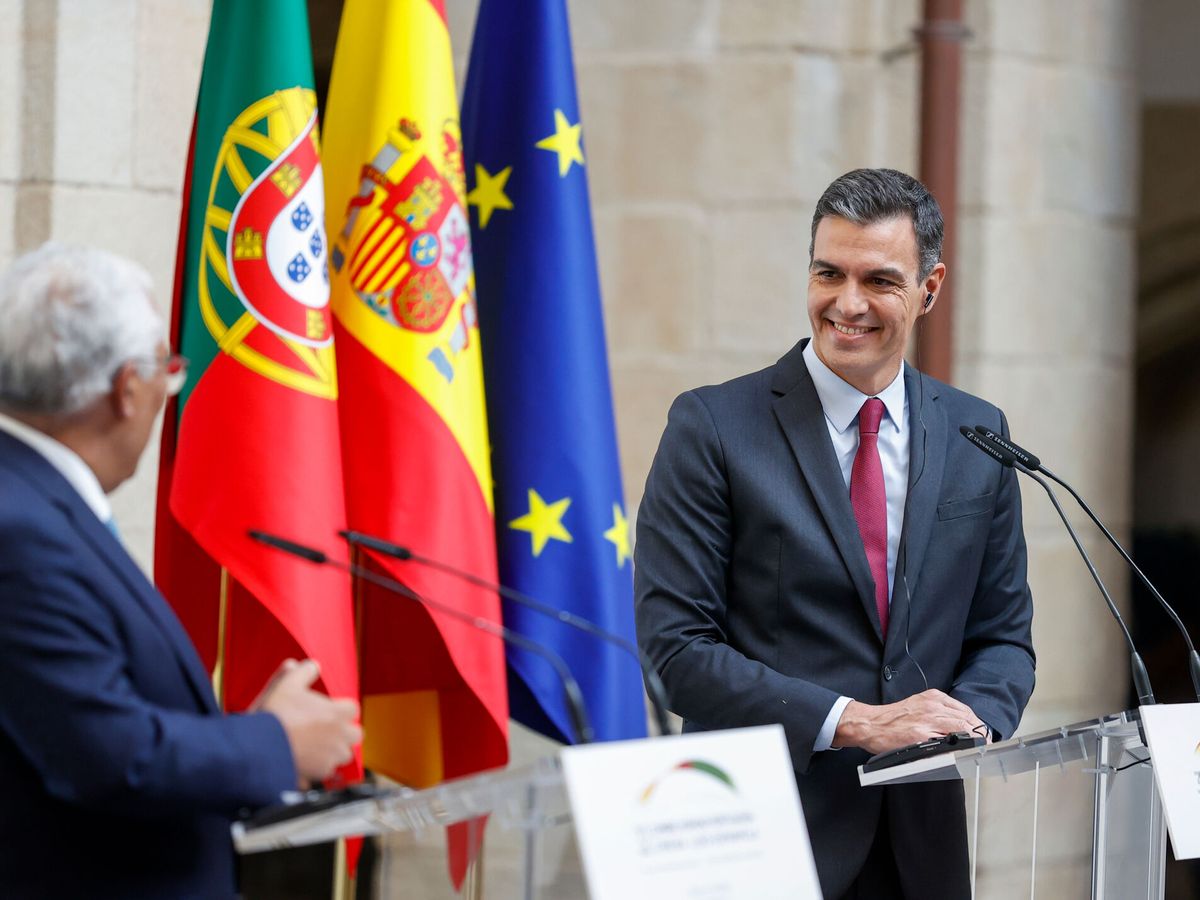 Foto: El presidente de España, Pedro Sánchez, y el primer ministro de Portugal, António Costa, en la XXXII Cumbre Hispano-Portuguesa. (EFE)