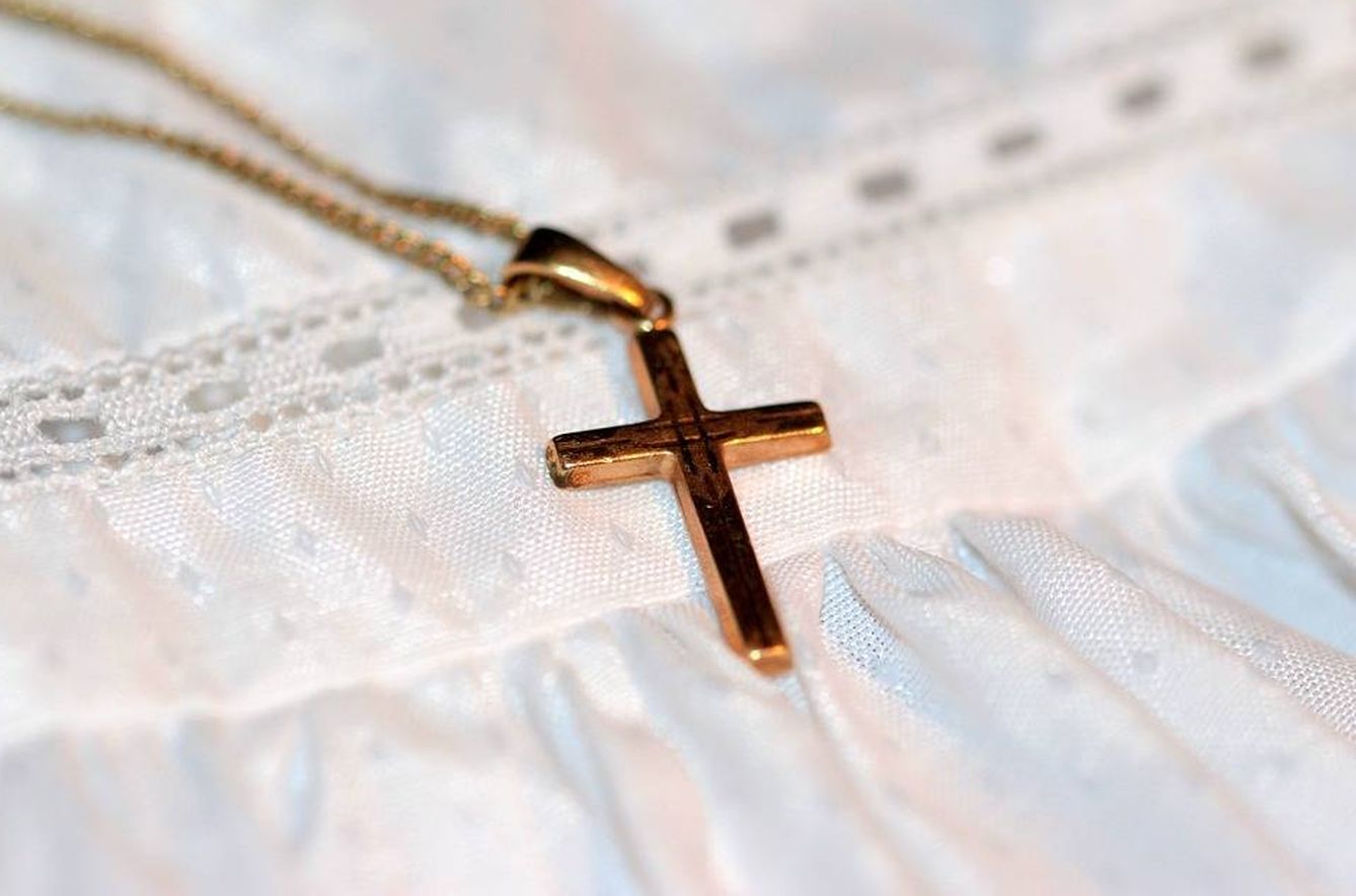 Un colgante con una cruz cristiana. (Pixabay)