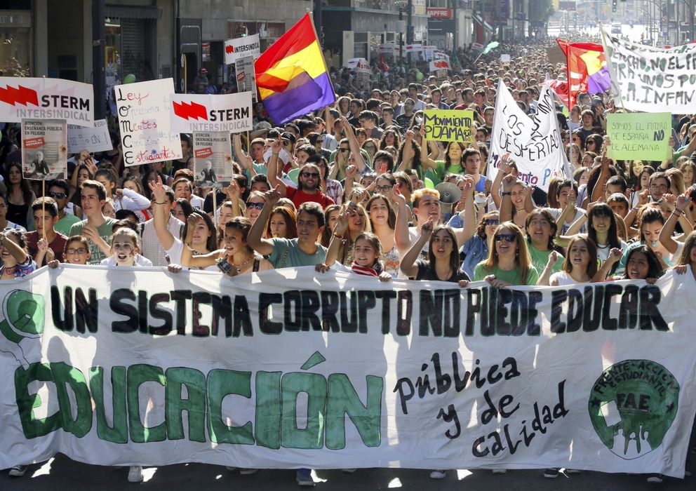 Foto: Multitud de estudiantes, durante la manifestación que ha tenido lugar hoy desde la plaza de la Merced de Murcia