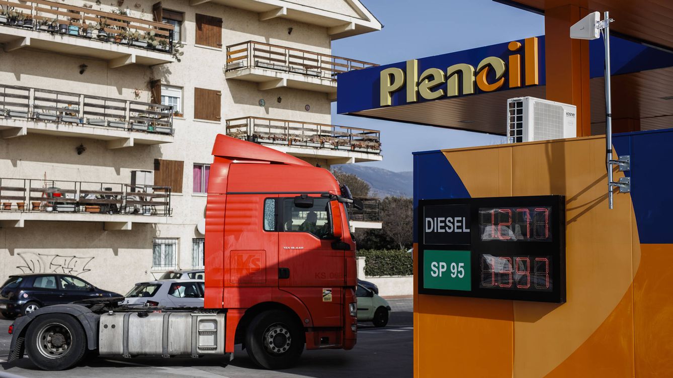 Foto: Un camión entrando en la gasolinera más barata de la Comunidad de Madrid. (Alejandro Martínez Vélez)