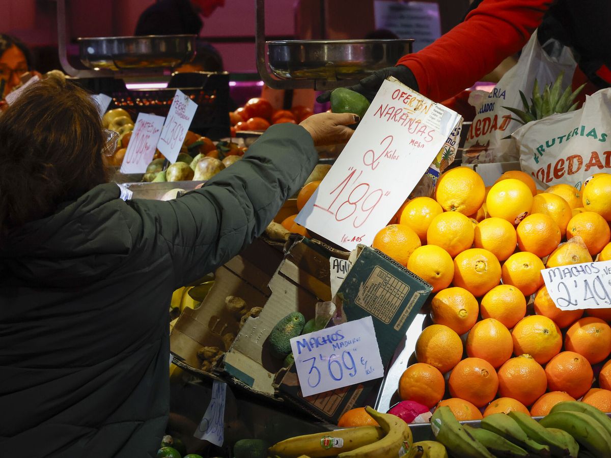 Foto: Un mercado de frutas. (EFE/Chema Moya)