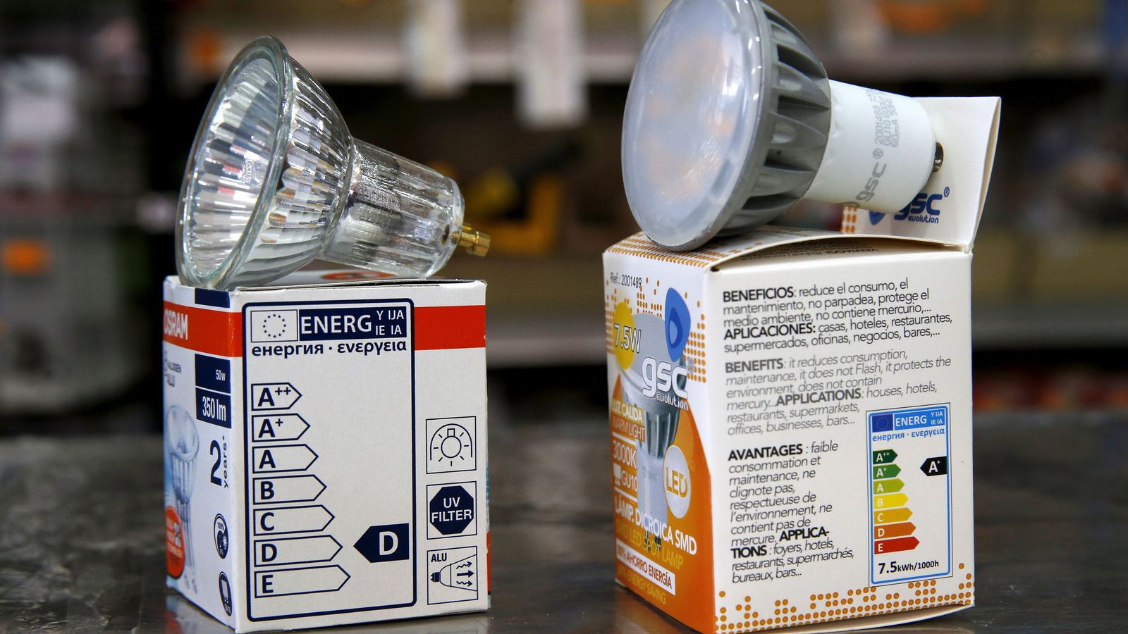 Foto: Las bombillas halógenas dan paso a la tecnología LED. (EFE)
