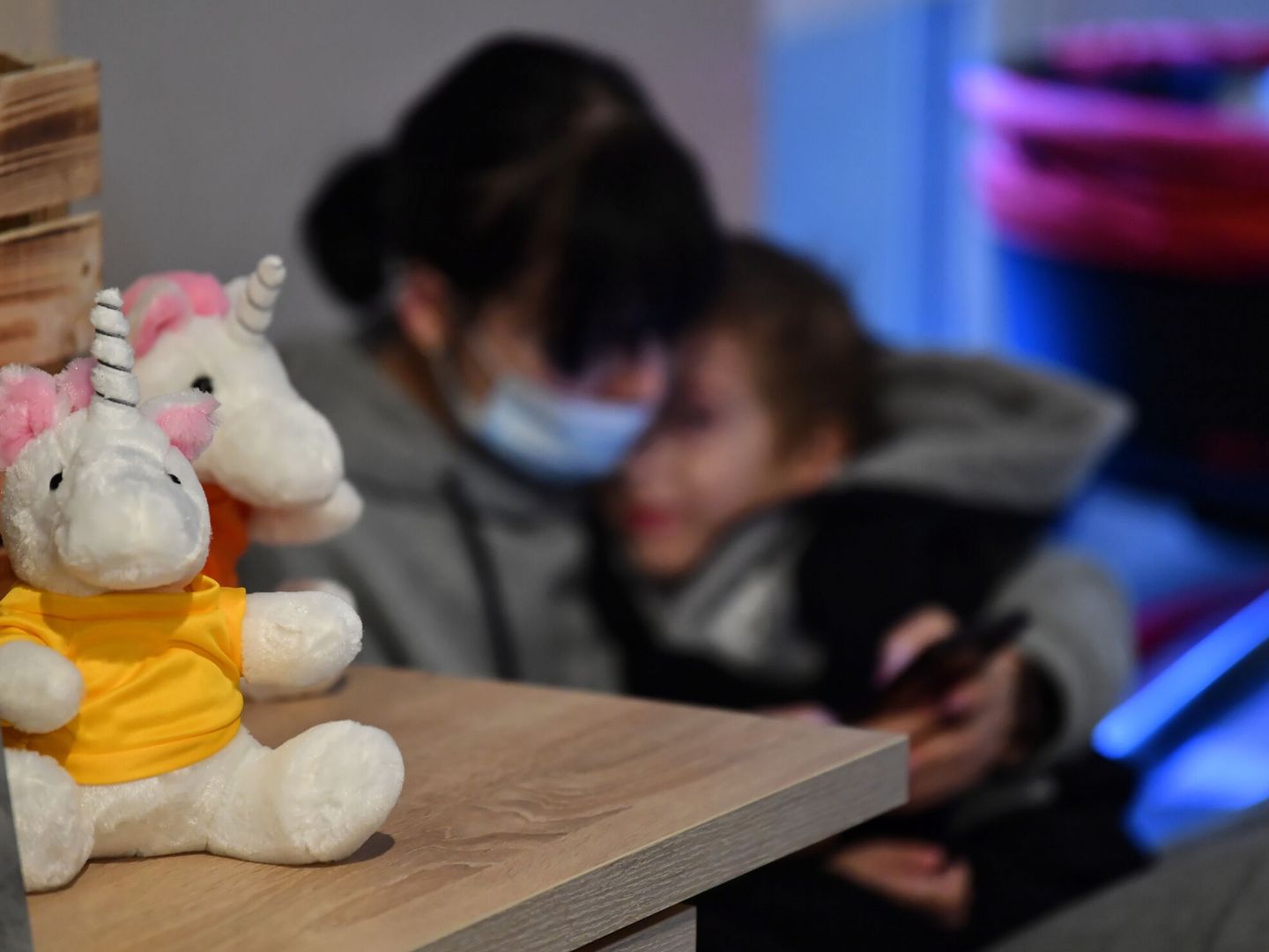 Un niño ucraniano enfermo de cáncer durante su traslado a Polonia para recibir tratamiento. (EFE)