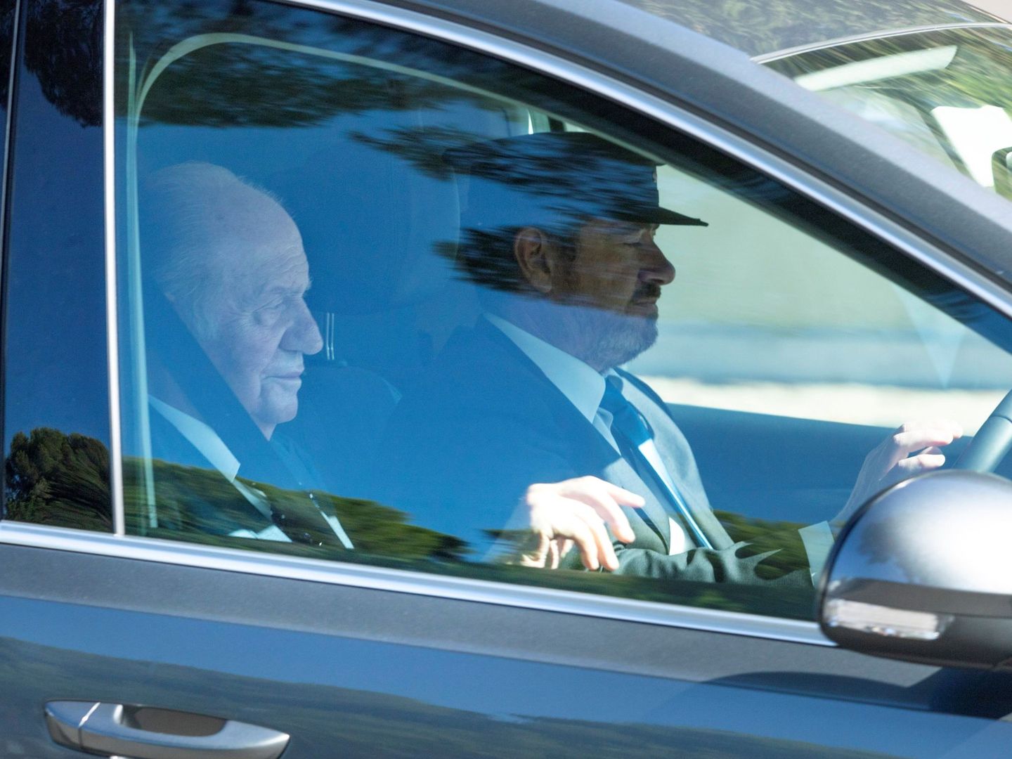 El rey don Juan Carlos, en el coche que lo llevó de camino a la ceremonia. (EFE)