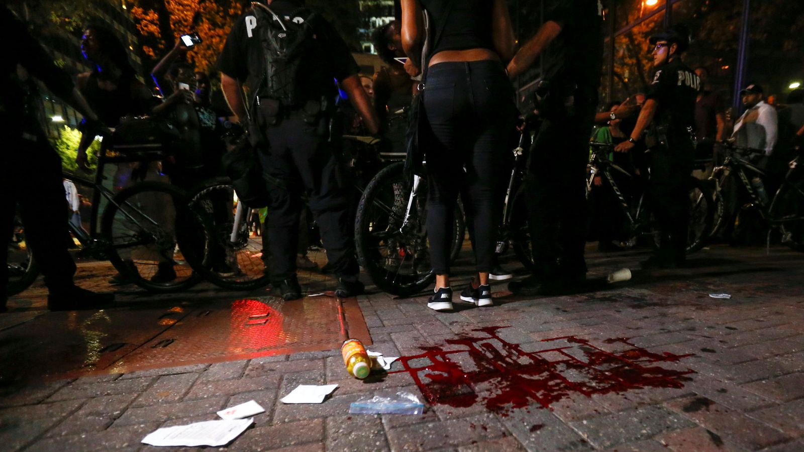 Foto: Sangre en el suelo donde se concentran las protestas raciales de Charlotte, Estados Unidos. (Reuters)