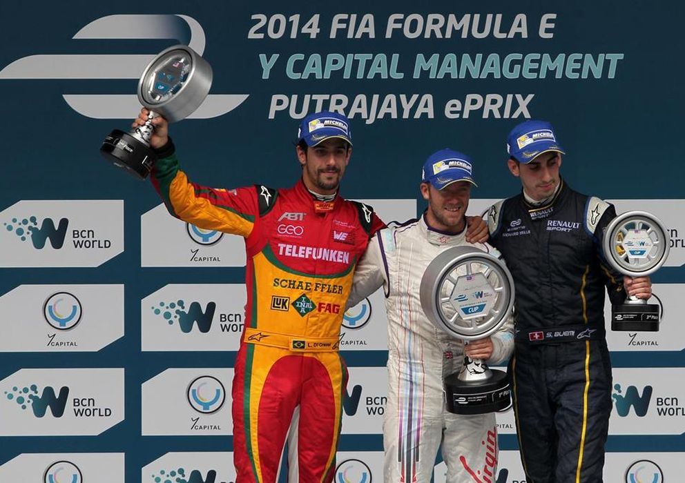 Foto: Di Grassi, Bird y Buemi, los tres primeros ganadores en la Fórmula E, en el podio (Jakob Ebrey)