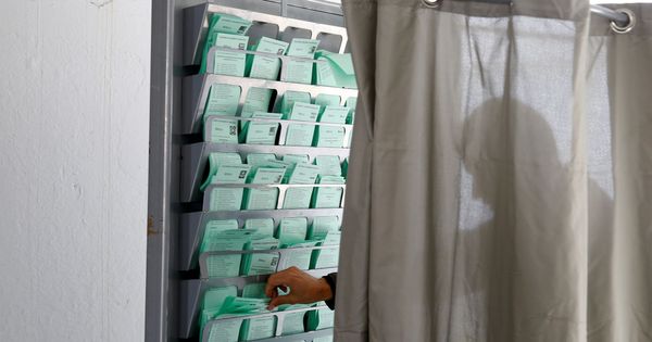 Foto: Un votante elige su papeleta en las elecciones andaluzas de 2018. (Reuters)