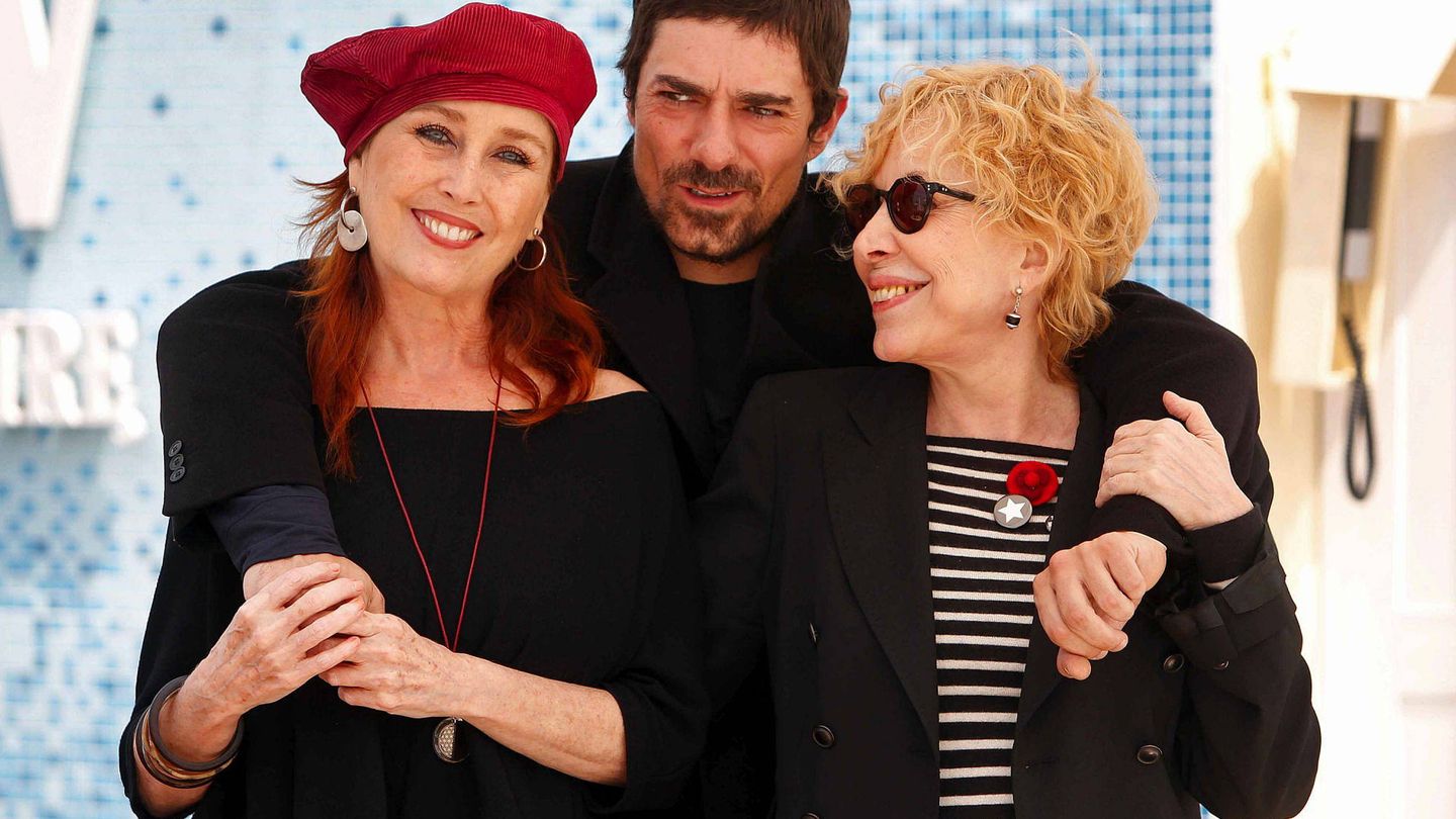 Su hijo, Pol Mainat, con Rosa Maria Sardà y Verónica Forqué, en 2011. (EFE)