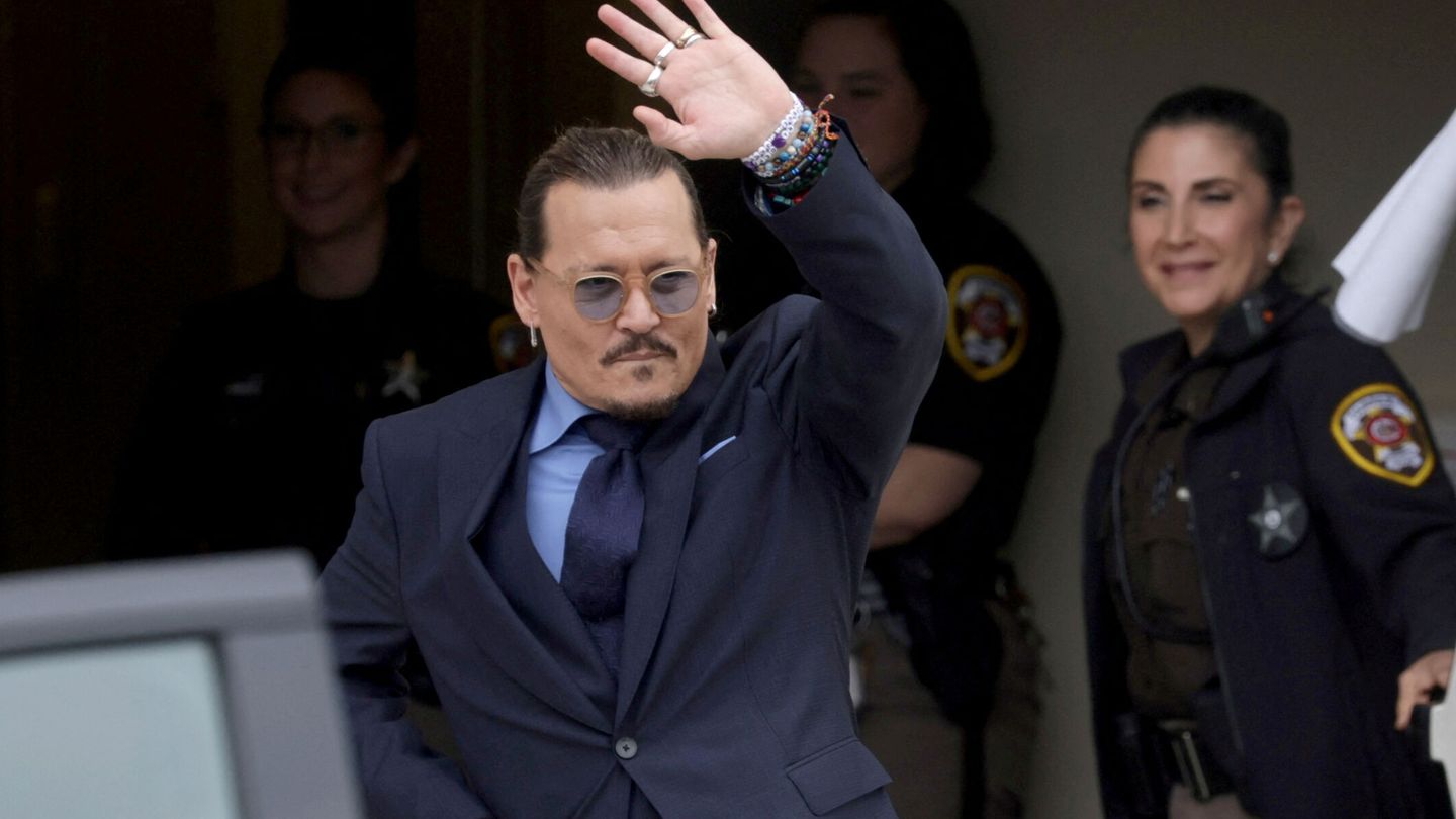 Johnny Depp celebra su victoria. (Reuters/Evelyn Hockstein)
