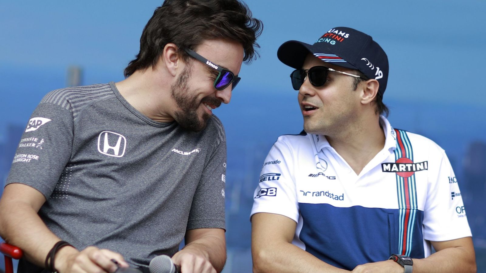 Foto: Alonso y Massa charlan amigablemente en el GP de Australia de este año (EFE)