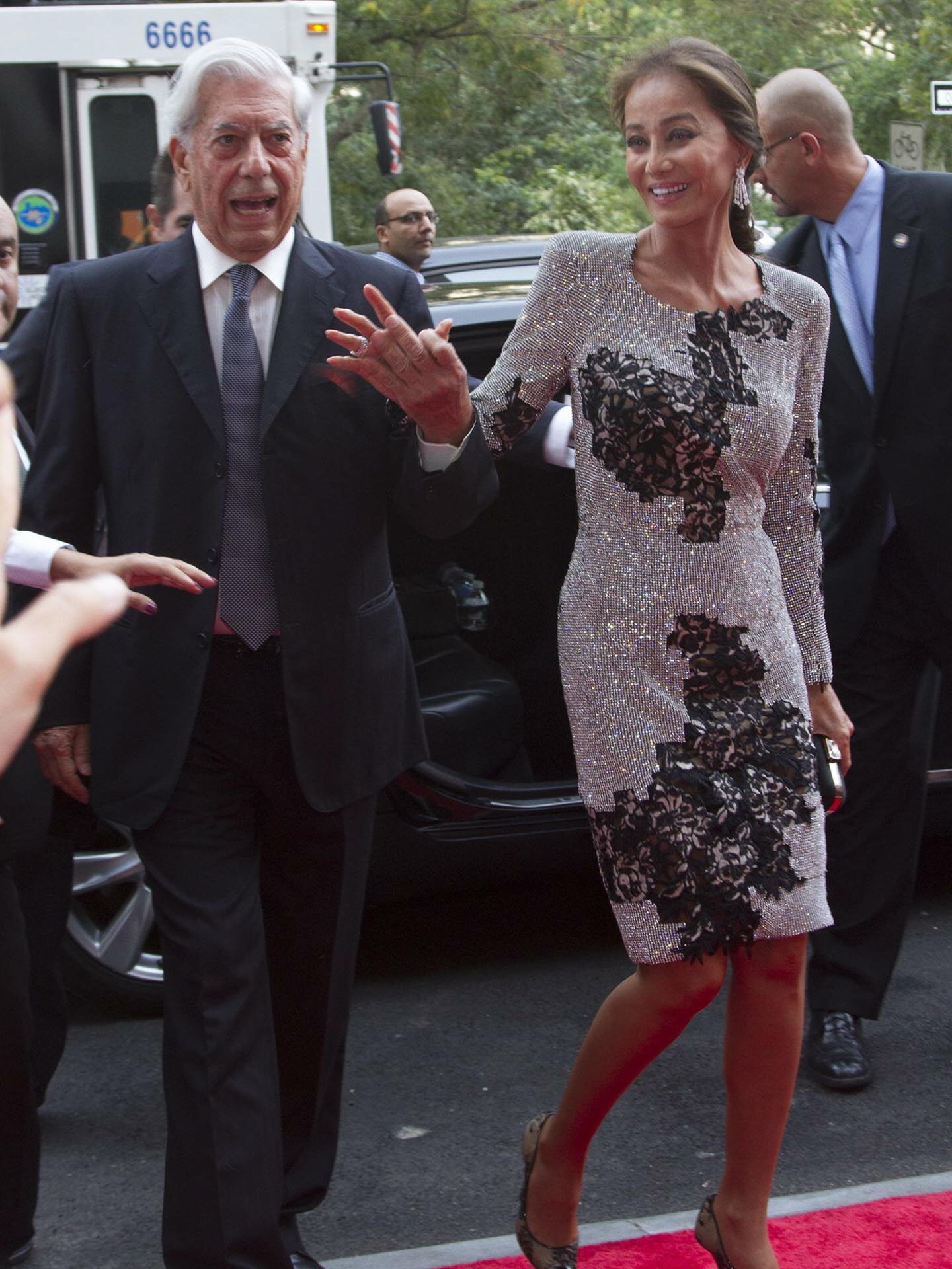Mario Vargas Llosa y su novia, Isabel Preysler, en la fiesta de Porcelanosa en Nueva York. (EFE/Miguel Rajmil)