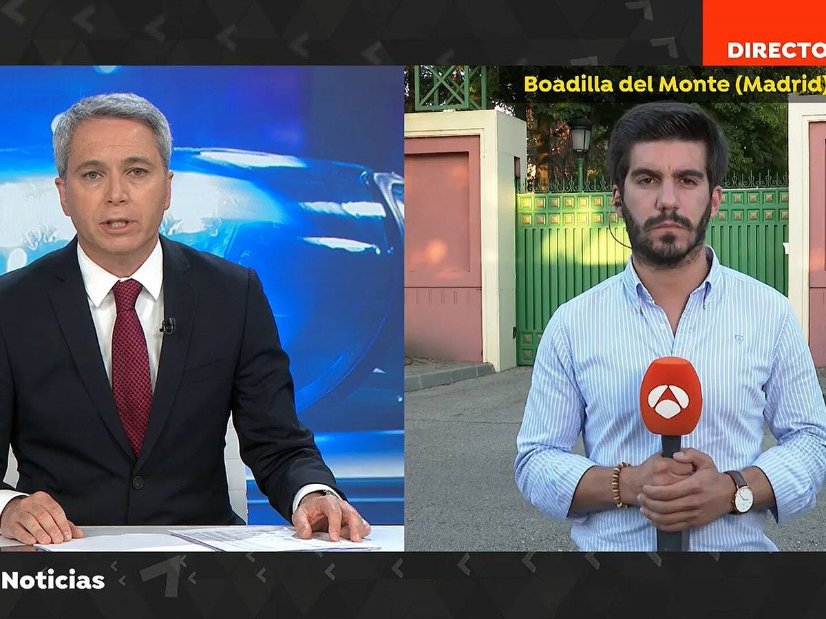 Foto: Vicente Vallés y Alejandro Cancho, en 'Antena 3 Noticias'. (Atresmedia)