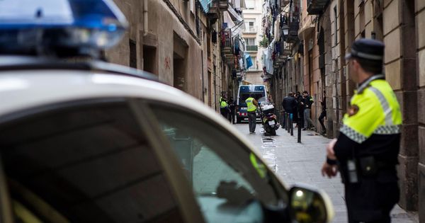 Foto: Mossos d'Esquadra y Guardia Urbana en una imagen de archivo de un registro del barrio barcelonés del Raval, en una operación contra los llamados "narcopisos". (EFE)