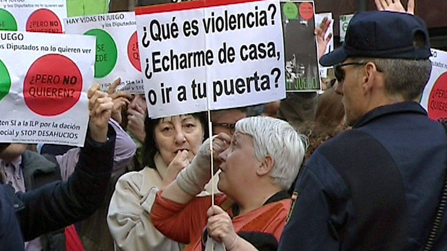 Un centenar de activistas antideshaucios protestar ante la casa de Jesús Posada en Madrid. (EFE) 