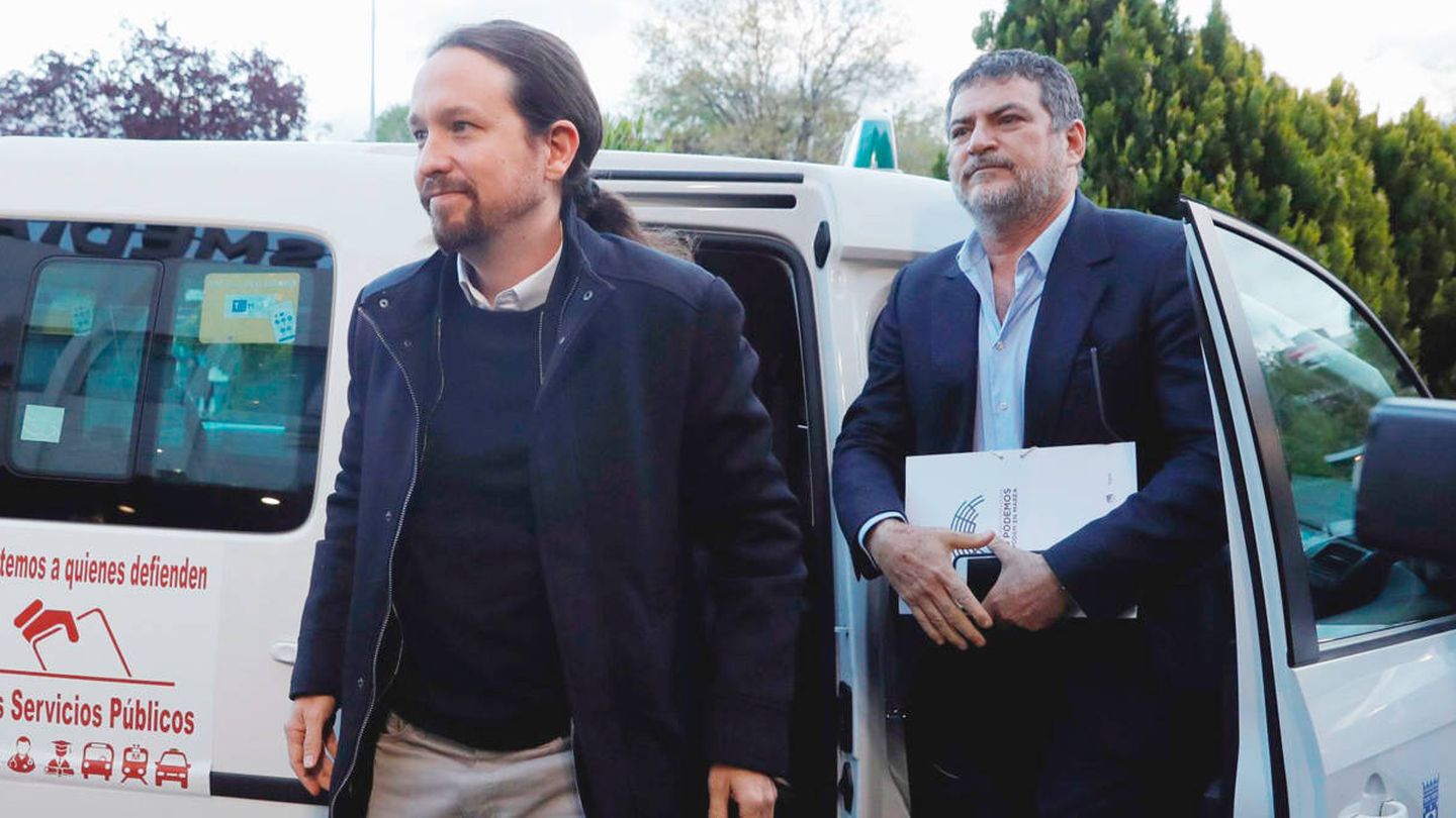 Iglesias y su jefe de gabinete, Pablo Gentili, a su llegada en taxi al debate electoral de Atresmedia. (EFE)
