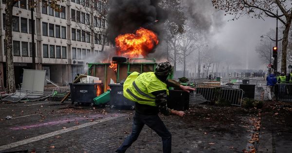 Foto: Un manifestante de los autodenominados chalecos amarillos se enfrenta a los agentes en París. (EFE)
