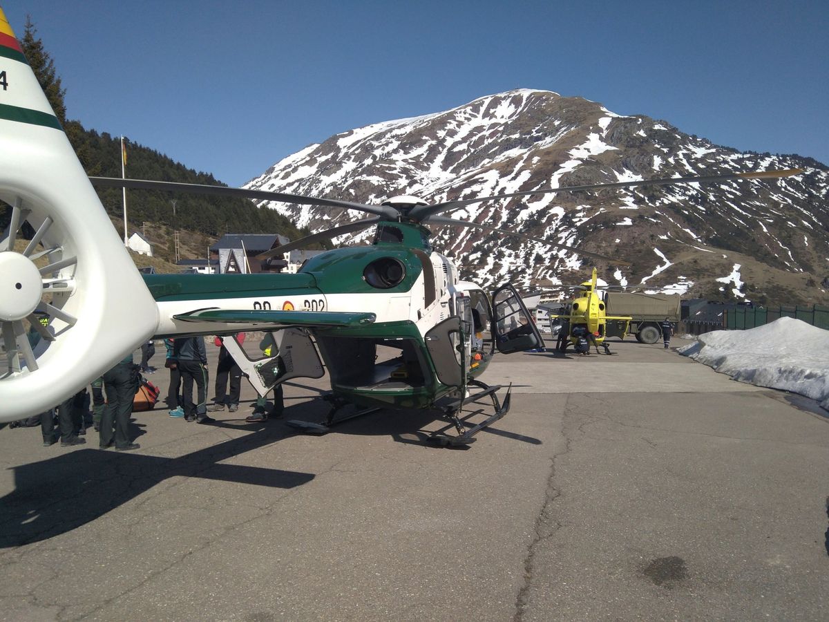 Foto: Un helicóptero de la Guardia Civil en el Pirineo de Huesca. (EFE)