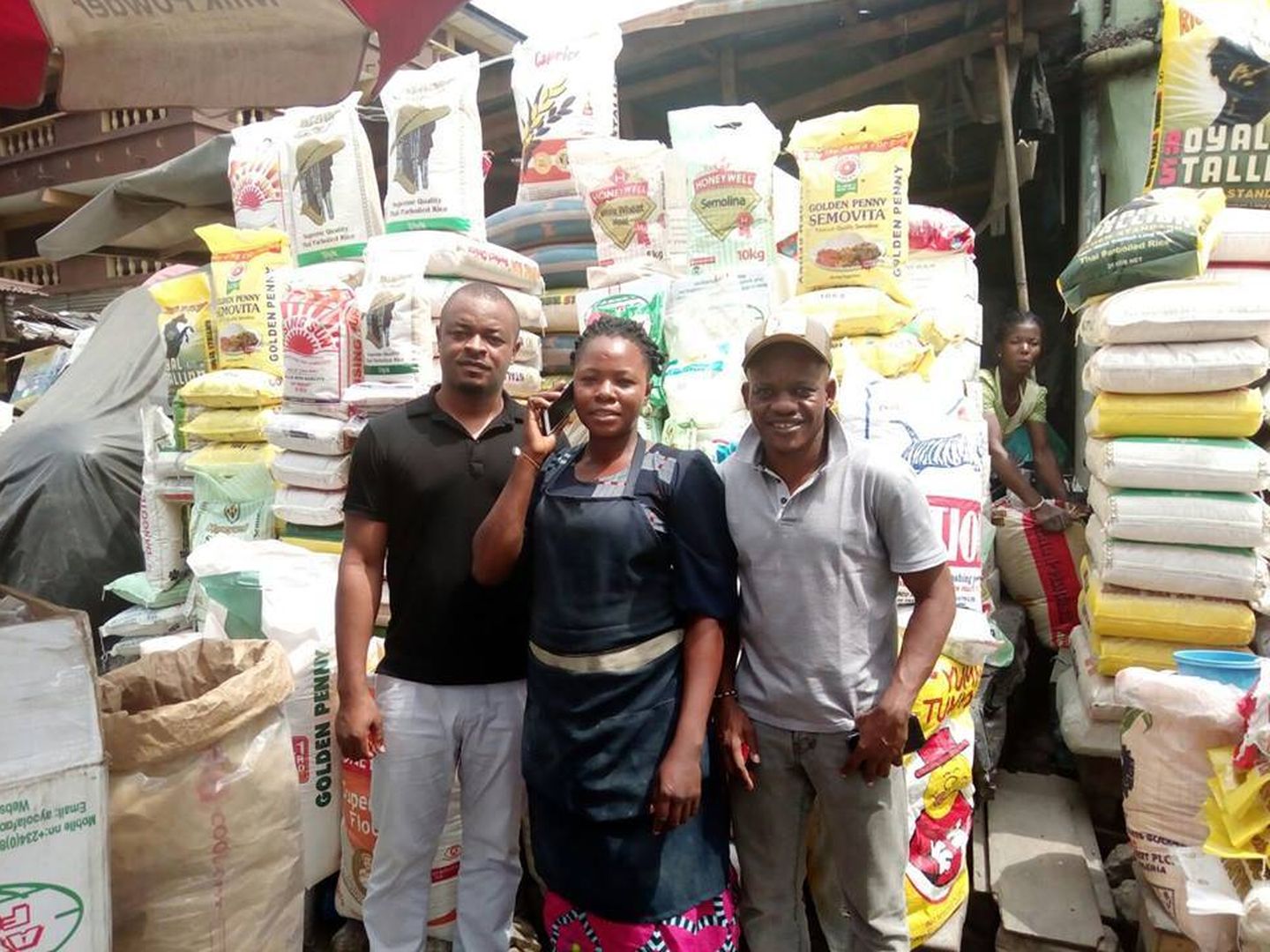 En la izquierda de la imagen, Musa Bala, 'country manager' de Nigera, en una visita a Lagos para cerrar acuerdos con proveedores. (Baluwo / Facebook)