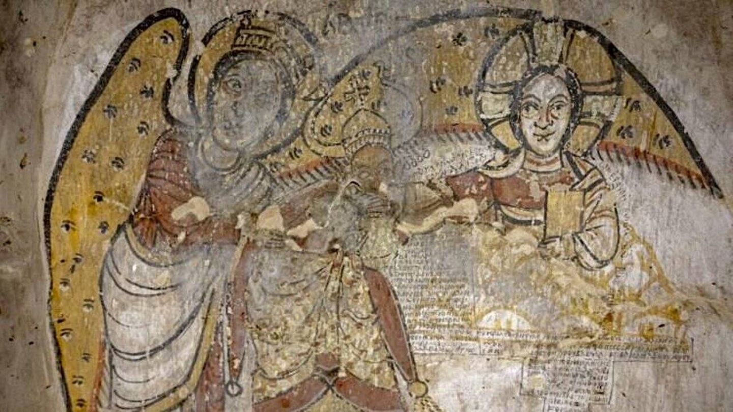 Escena de uno de los frescos descubiertos en la que se puede ver al rey David de Makuria junto a Cristo y al arcángel Miguel.  Adrian Chlebowski: Centro Polaco de Arqueología Mediterránea, Universidad de Varsovia