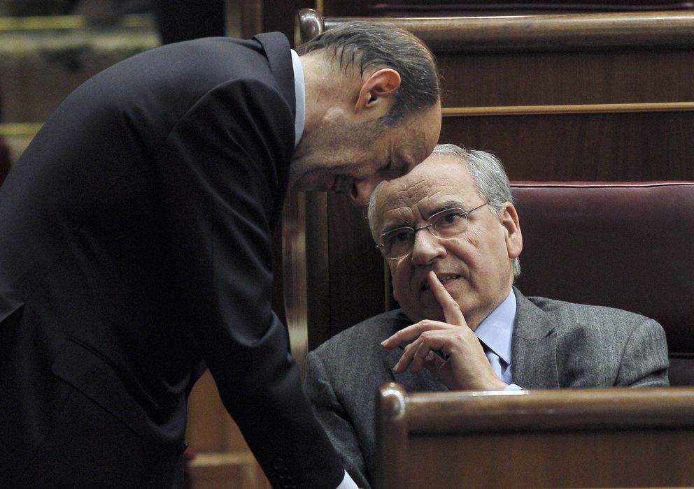 Foto: Alfredo Pérez Rubalcaba (i) conversa con el diputado socialista Alfonso Guerra. (EFE)