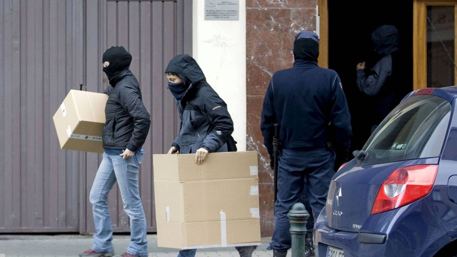 Foto: Registros en Vitoria tras la operación de detención del ex número uno de ETA Jurdan Martitegi en 2009. (EFE) 
