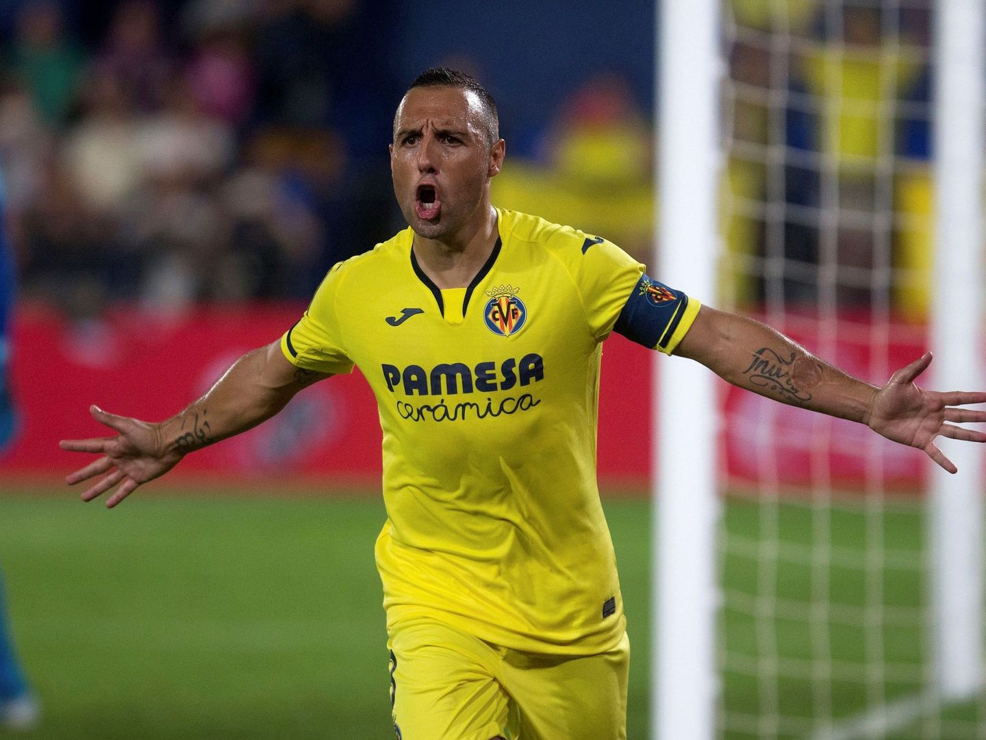 Santi Cazorla celebra un gol en un partido del Villarreal. (Efe)