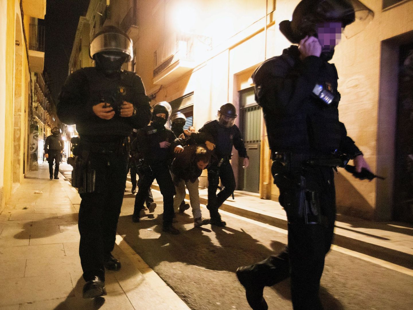 Los Mossos d'Esquadra detienen a uno de los participantes en una manifestación del colectivo okupa en Barcelona en 2018. (EFE)