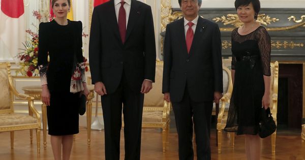 Foto: Los Reyes con el primer ministro y su esposa. (EFE)