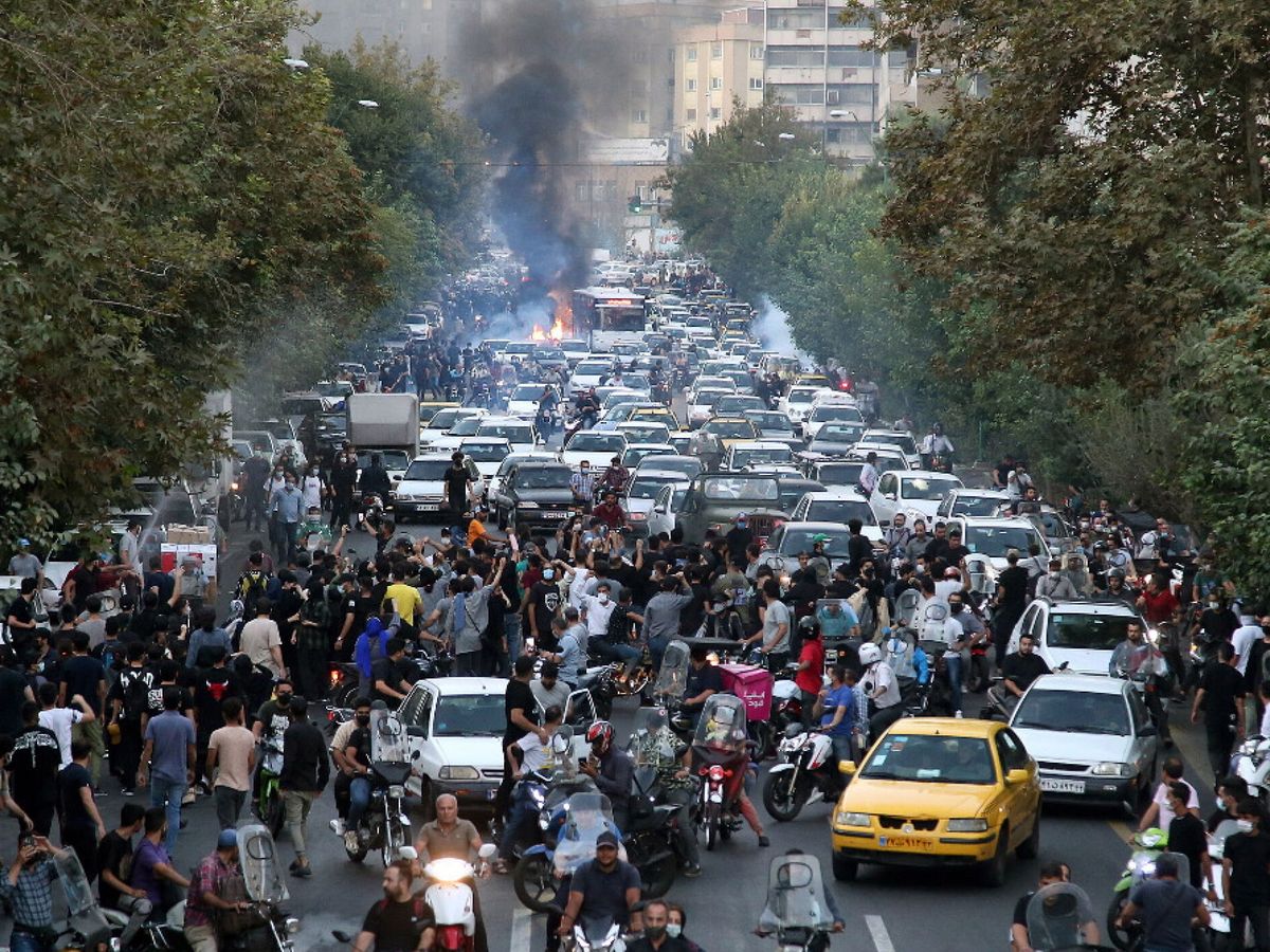Foto: Un grupo de personas se enfrenta a la policía durante una protesta por la muerte de Mahsa Amini, en Teherán, Irán. (EFE/EPA/STR)