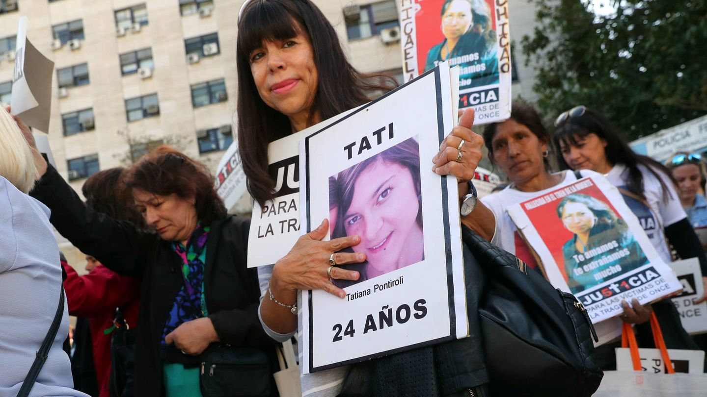 Familiares de las víctimas del accidente protestan durante el juicio a De Vido. (Reuters)