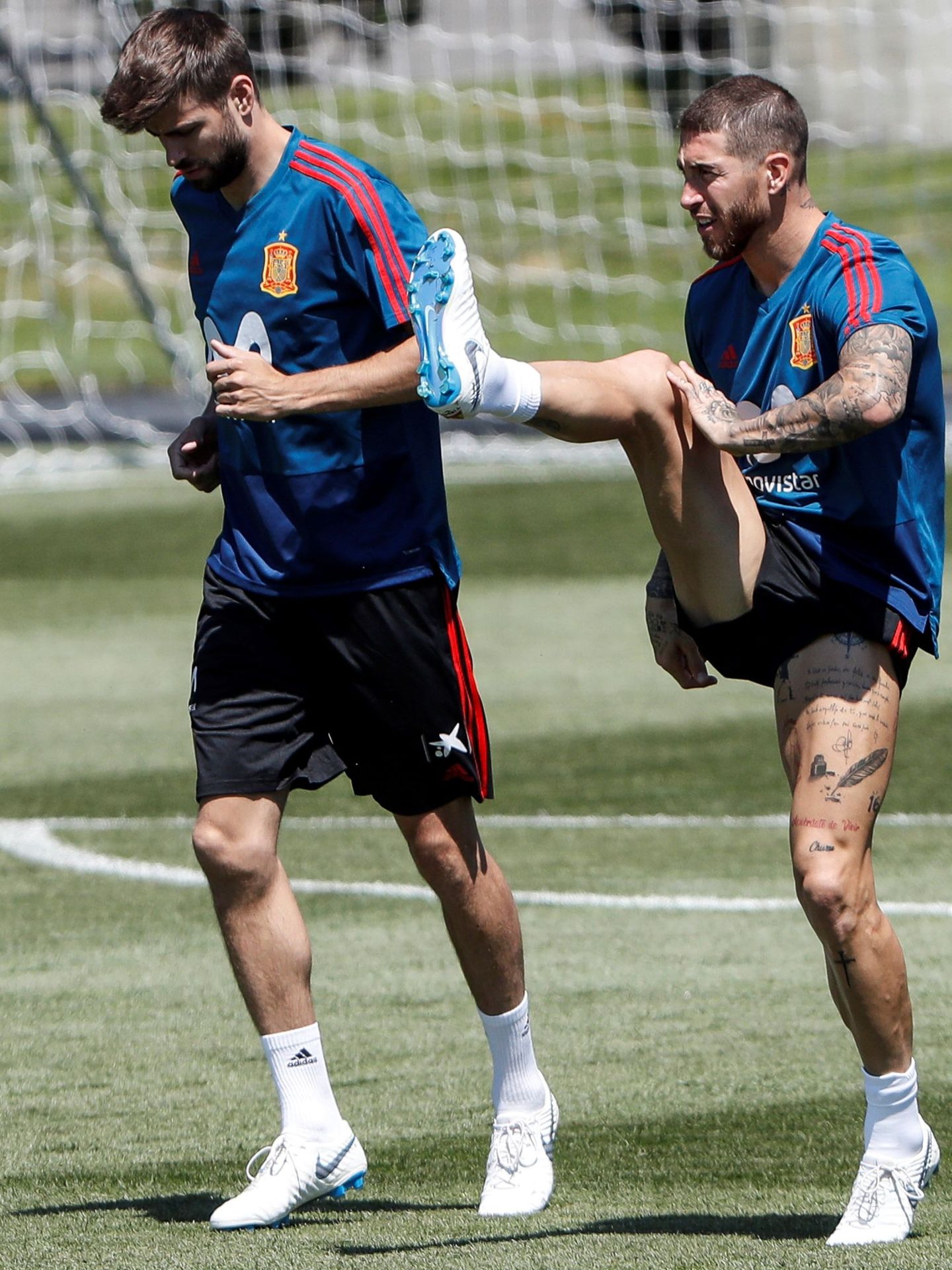 Sergio Ramos, junto a Piqué, en un entrenamiento. (EFE)