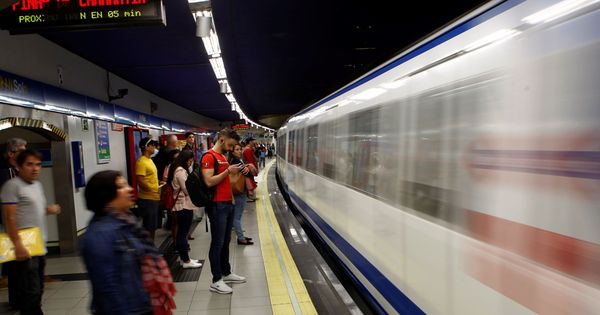 Foto: Ciudadanos madrileños en una estación de Metro. (EFE)