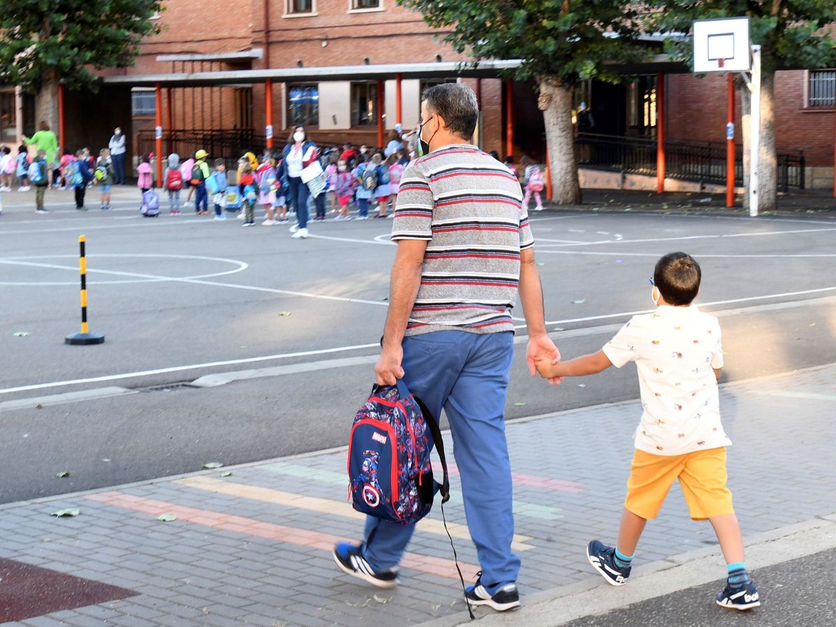 Foto: Un padre acompaña a su hijo a un centro escolar en Madrid. (EFE)