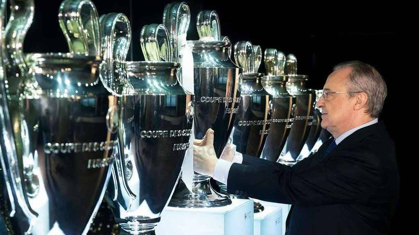 Foto: Pérez contempla las Champions League del Real Madrid. (EFE)