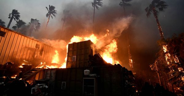 Foto: Una vivienda en llamas durante el incendio Woolsey en Malibú, el 9 de noviembre de 2018. (Reuters)