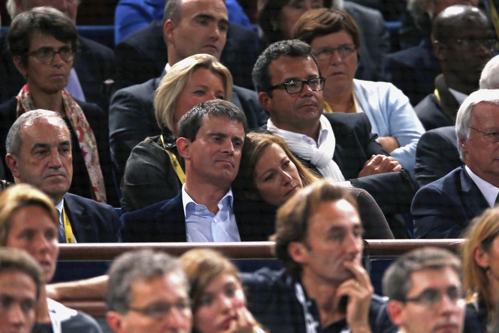 Manuel Valls junto a su mujer, Anne Gravoin, durante el Masters de Tenis de París (Reuters).